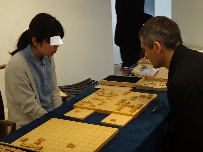 将棋駒師　児玉龍兒パリ個展にて藍染の布を使っていただきました