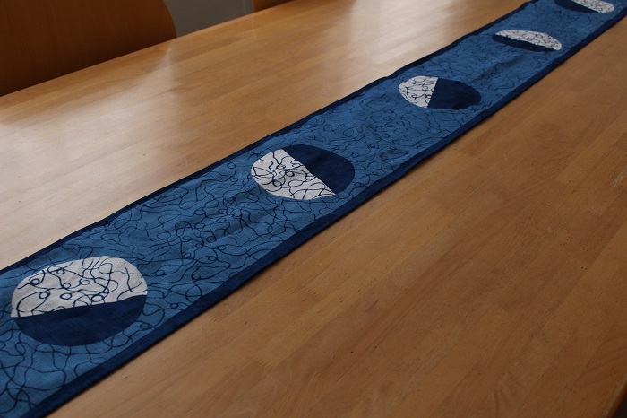 藍染テーブルランナー「変わり丸紋」