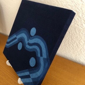 皿たてなどで飾る